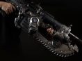 Xbox는 Gears of War 의 랜서(Lancer)를 1:1 스케일 복제품을 판매하고 있습니다