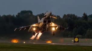 폴란드는 러시아의 우크라이나 국경 근처의 공격 이후 전투기를 긴급 출격시키고 공항을 폐쇄했다