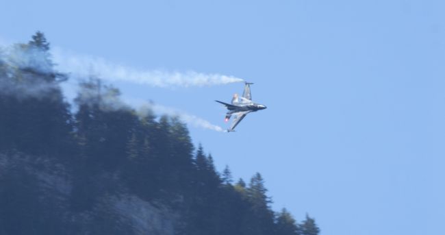 러시아가 공습을 확대함에 따라 우크라이나 F-16 조종사 사망
