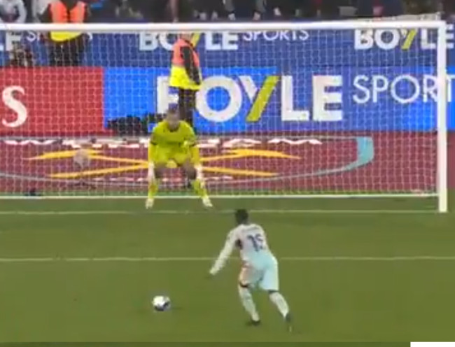 브렌트포드 감독, 파넨카 스타일로 결정적인 페널티킥을 놓친 선수를 변호하다