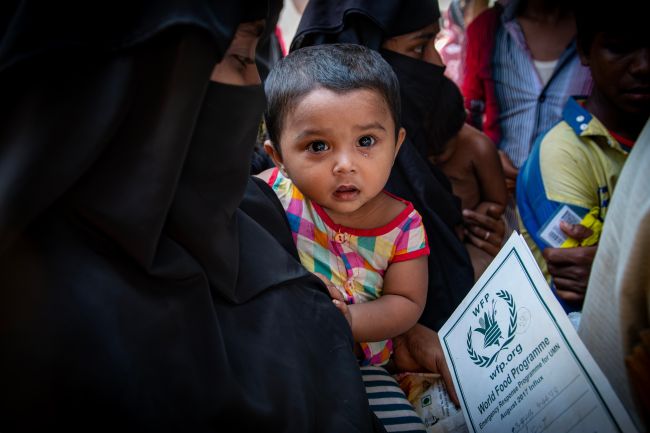 방글라데시의 로힝야족 난민들은 원조 부족으로 생존이 위협받으면서 위기에 직면해 있다.