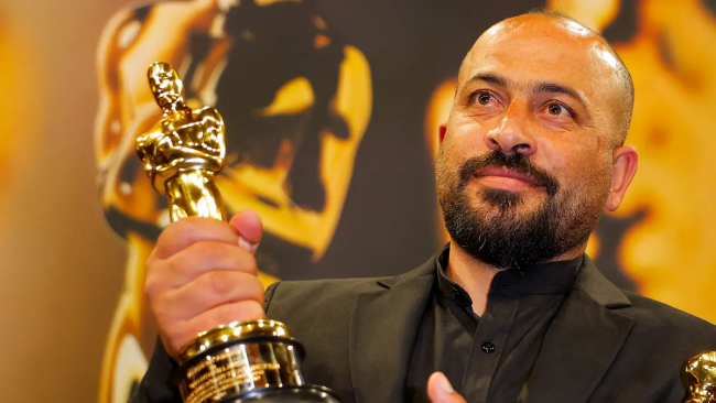 오스카상을 수상한 팔레스타인 감독이 요르단강 서안지구에서 공격을 받고 체포되었습니다.